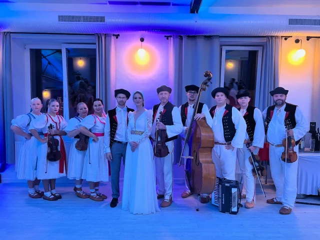 Tu Eva & Karol, tu svadba, tu čepčime, tu zabávame